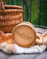 Krug Kingdom Come: Deliverance II - Zum Loch (aus Holz)