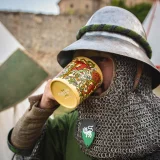 Tasse Kingdom Come: Deliverance II - Hasen in voller Blüte