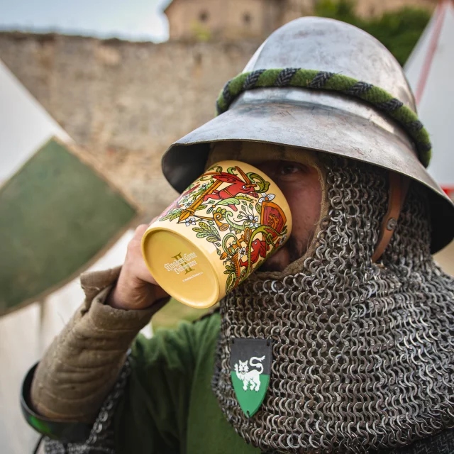 Tasse Kingdom Come: Deliverance II - Hasen in voller Blüte
