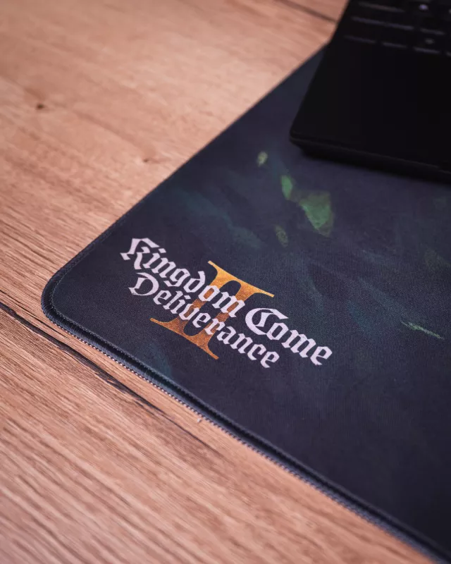 Mauspad Kingdom Come: Deliverance II - Heinrich und Mutt im Wald (89 × 40 cm) - Xzone Originals
