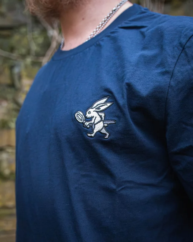 T-Shirt Kingdom Come: Deliverance II - Such-Hase (Stickerei)