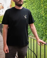T-Shirt Kingdom Come: Deliverance II - Hase mit Warhorse-Wappen (Stickerei)