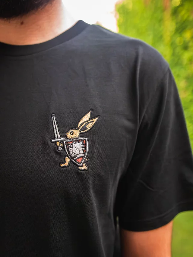 T-Shirt Kingdom Come: Deliverance II - Hase mit Warhorse-Wappen (Stickerei)
