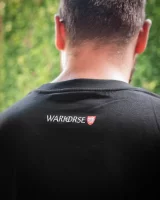 T-Shirt Kingdom Come: Deliverance II - Hase mit Warhorse-Wappen (Stickerei)